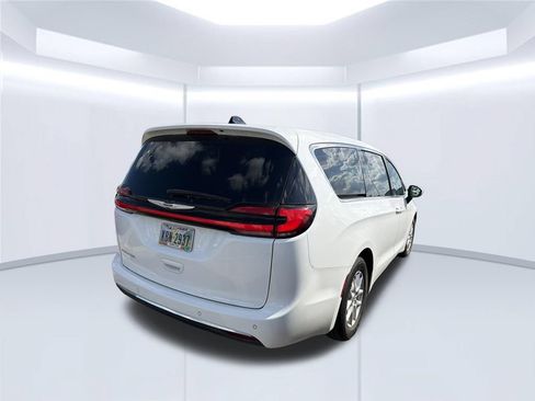 Used 2023 Chrysler Pacifica Touring-L FWD image 4