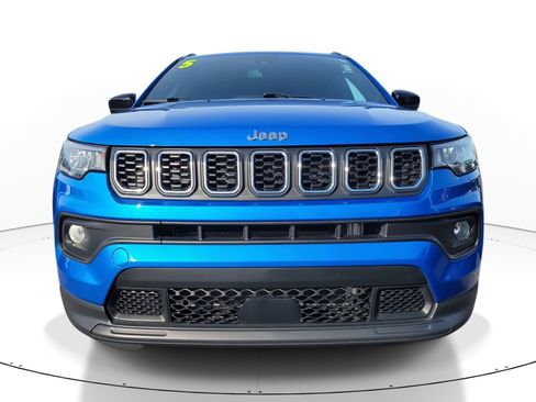 Used 2025 Jeep Compass Latitude image 2