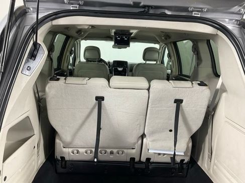 Used 2016 Chrysler Town & Country Touring FWD image 21
