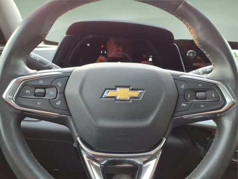 Used 2025 Chevrolet Trax LT w/ Sunroof Package FWD image 25