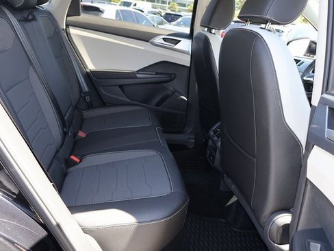 Certified 2025 Volkswagen Taos SE image 17