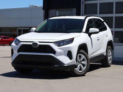Used 2019 Toyota RAV4 LE AWD/4WD image 3