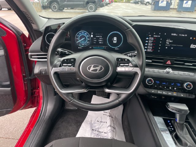 Used 2025 Hyundai Elantra SEL FWD image 23