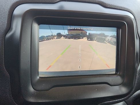 Used 2018 Jeep Renegade Latitude FWD image 9