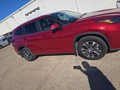 Used 2023 Toyota Highlander XLE image 3