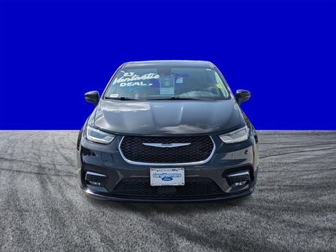 Used 2023 Chrysler Pacifica Touring-L FWD image 9