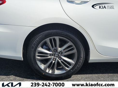 Used 2016 Toyota Camry SE w/ Moonroof Package FWD image 9