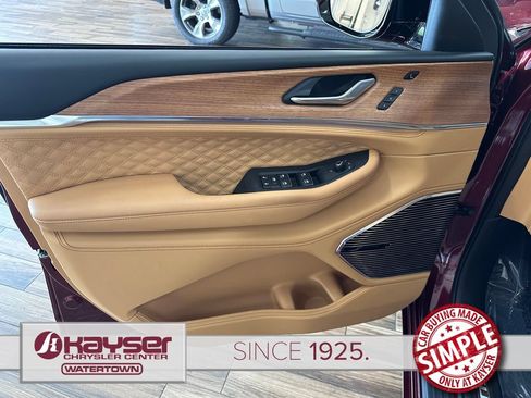 Used 2025 Jeep Grand Cherokee Summit AWD/4WD image 12