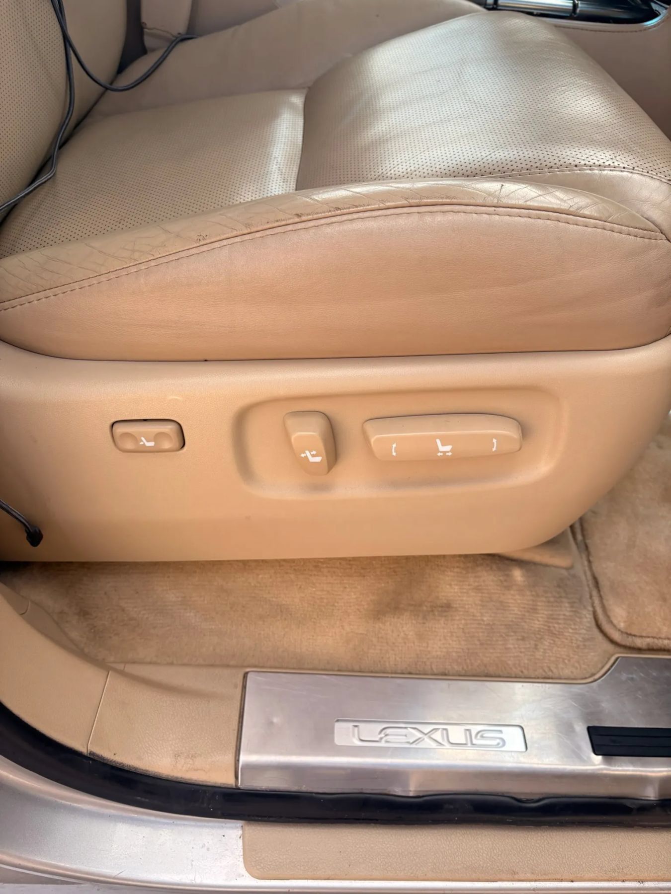Used 2011 Lexus LX 570 4WD w/ Luxury Pkg image 30
