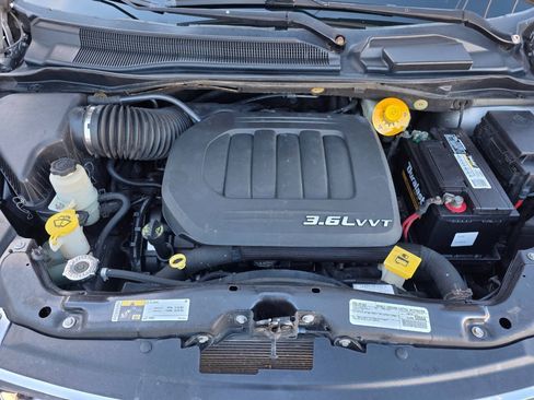 Used 2016 Chrysler Town & Country Touring FWD image 33
