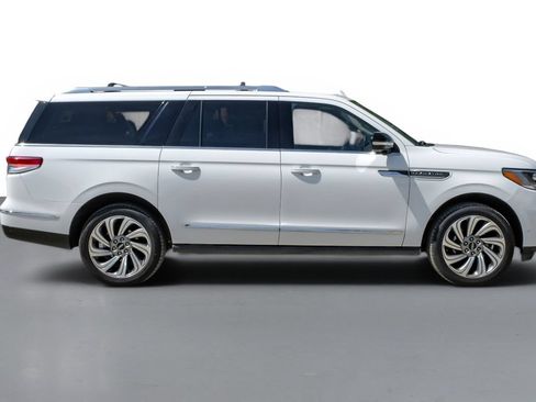 Used 2023 Lincoln Navigator L Reserve AWD/4WD image 5
