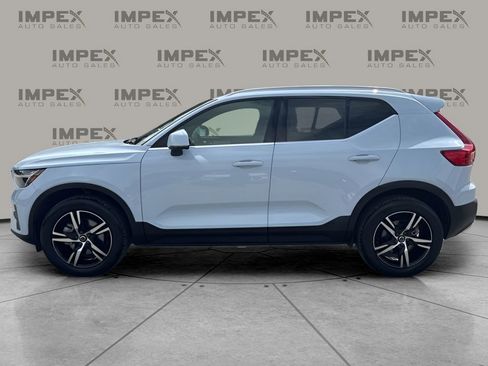 Used 2025 Volvo XC40 B5 Core AWD/4WD image 2