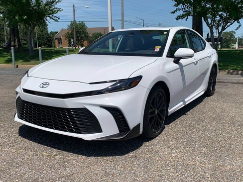 Used 2026 Toyota Camry SE FWD image 4