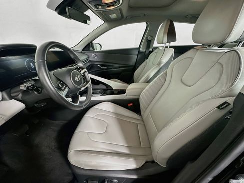 Used 2025 Hyundai Elantra Limited FWD image 13