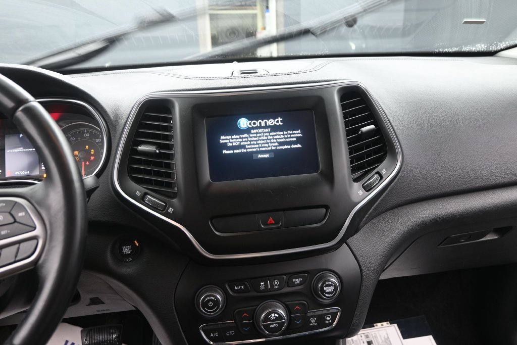 Used 2019 Jeep Cherokee Latitude Plus w/ Comfort/Convenience Group AWD/4WD image 26
