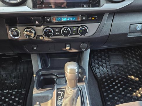 Used 2016 Toyota Tacoma TRD Sport AWD/4WD image 19