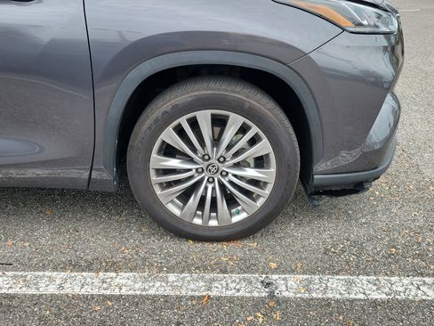 Used 2023 Toyota Highlander Platinum image 12