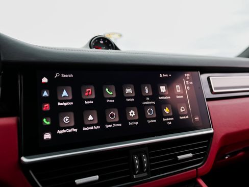 Certified 2023 Porsche Cayenne Platinum Edition image 19