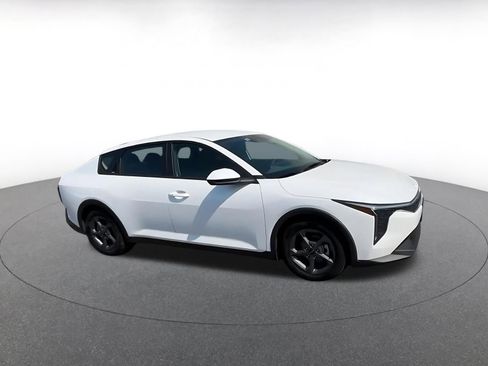 Used 2025 Kia K4 LXS image 2