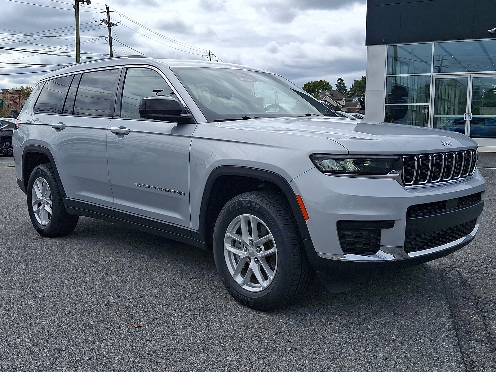 Used 2023 Jeep Grand Cherokee L Laredo w/ Luxury Tech Group I AWD/4WD image 1