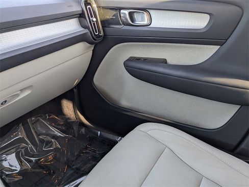 Used 2019 Volvo XC40 T5 Momentum image 15