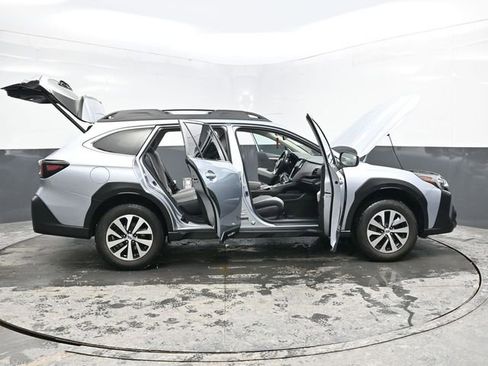 Used 2023 Subaru Outback Premium image 41