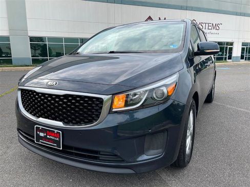 Used 2017 Kia Sedona LX w/ LX Essentials Premium Package FWD image 8