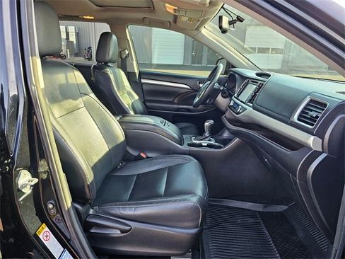 Used 2016 Toyota Highlander XLE image 15