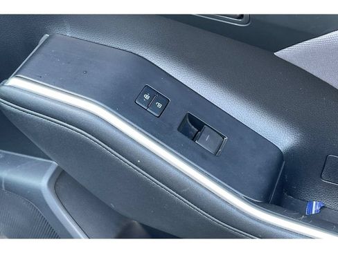 Used 2021 Toyota Highlander LE FWD image 23
