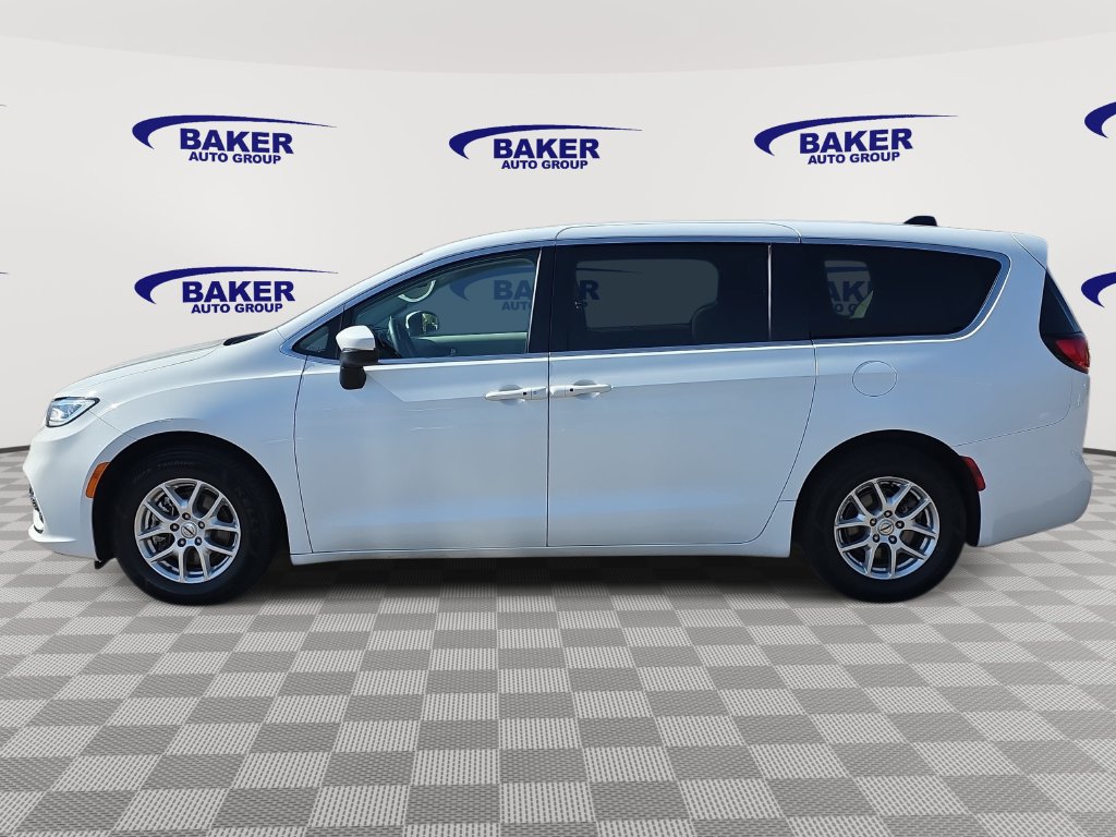 Used 2023 Chrysler Pacifica Touring-L FWD image 8