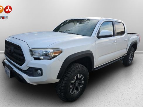 Used 2017 Toyota Tacoma TRD Off-Road image 1