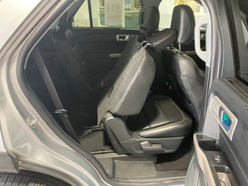 Used 2023 Ford Explorer Limited w/ Equipment Group 301A AWD/4WD image 9