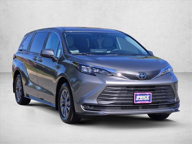 Used 2026 Toyota Sienna LE AWD/4WD image 3