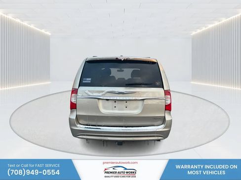 Used 2015 Chrysler Town & Country Limited Platinum FWD image 5