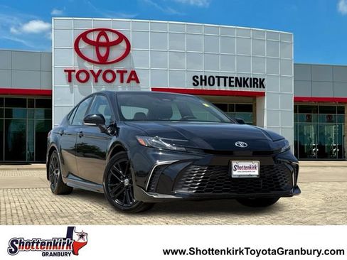 Used 2025 Toyota Camry SE FWD image 1