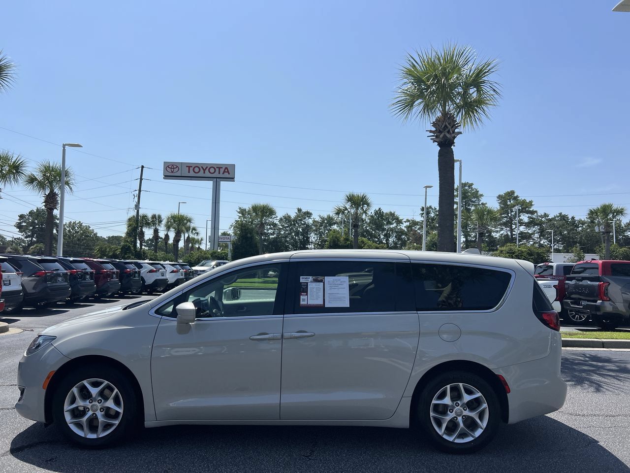 Used 2020 Chrysler Pacifica Touring w/ Tire & Wheel Group FWD image 7
