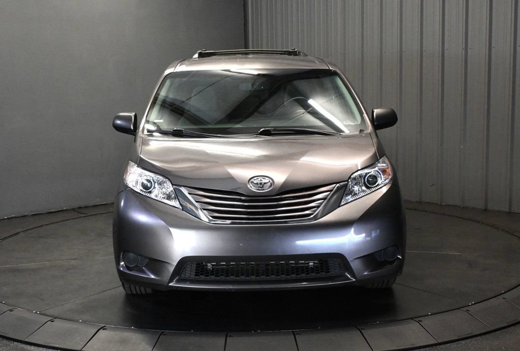 Used 2017 Toyota Sienna LE FWD image 2