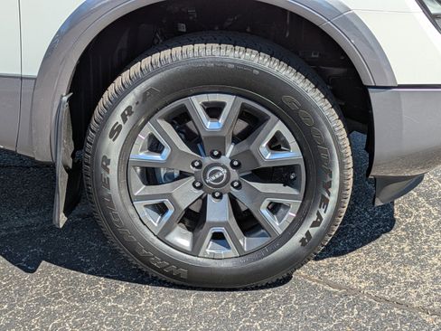 Certified 2024 Nissan Titan Platinum Reserve w/ Moonroof Package image 11