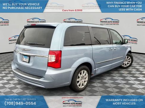 Used 2013 Chrysler Town & Country Touring image 4