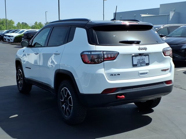 New 2026 Jeep Compass Trailhawk w/ Sun, Sound & Navigation Group AWD/4WD image 4