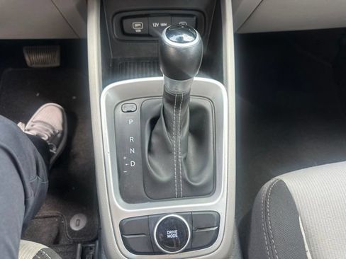 Used 2024 Hyundai Venue SEL FWD image 24
