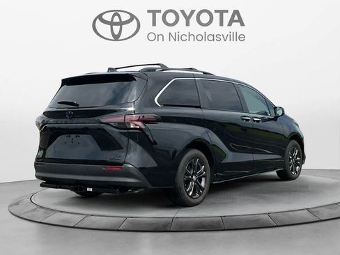 Used 2024 Toyota Sienna XLE Woodland Edition AWD/4WD image 5