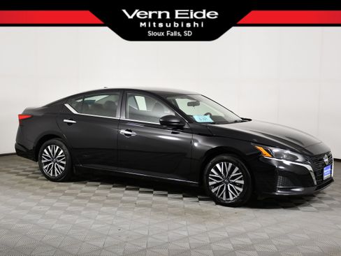 Used 2024 Nissan Altima 2.5 SV FWD image 1