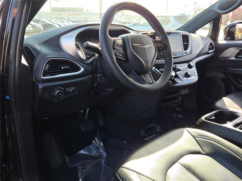 Certified 2022 Chrysler Pacifica Touring-L w/ Uconnect Theater Family Group image 27