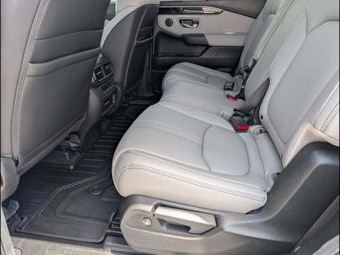 Used 2025 Honda Pilot Touring image 10