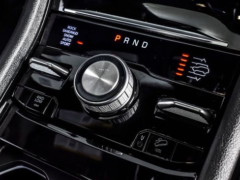 Used 2023 Jeep Grand Cherokee Overland w/ Luxury Tech Group IV AWD/4WD image 31