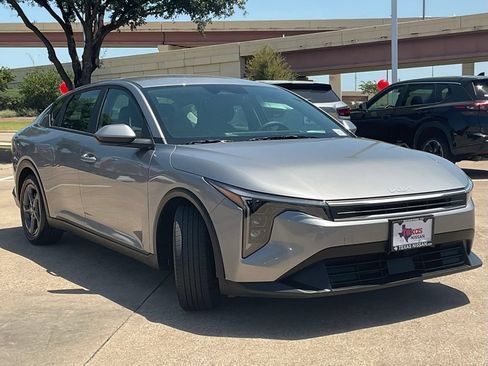 Used 2025 Kia K4 FWD image 2