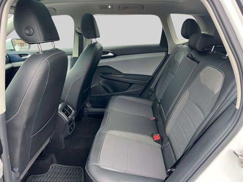 Used 2022 Volkswagen Taos SE w/ Panoramic Sunroof Package AWD/4WD image 10