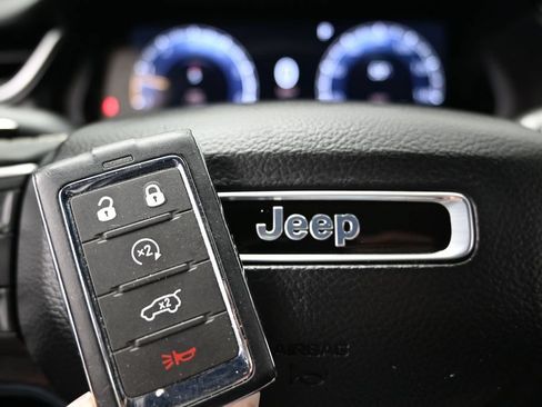 Used 2025 Jeep Grand Cherokee Altitude AWD/4WD image 41