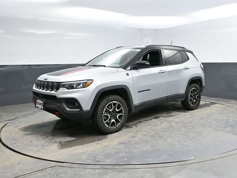 Used 2025 Jeep Compass Trailhawk image 3